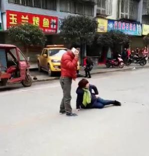 被撞的群众。图据网友现场视频截图