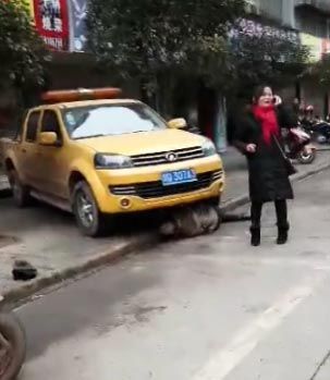 一人被卷到车底。图据网友现场视频截图