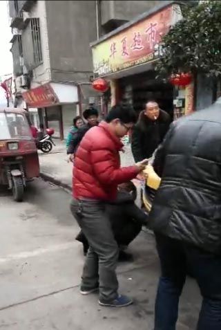众人抬车救人。图据网友现场视频截图