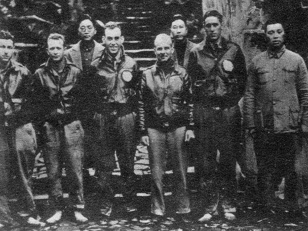 获救时的杜利特尔（前左四）、波特（前左五）等人。