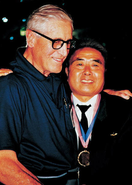 数十年后，杜利特尔机组成员波特和朱学三重逢。