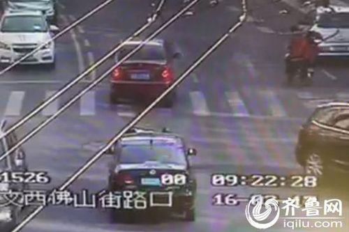 交警被套牌车顶行 画面犹如“电影警匪片”(图)