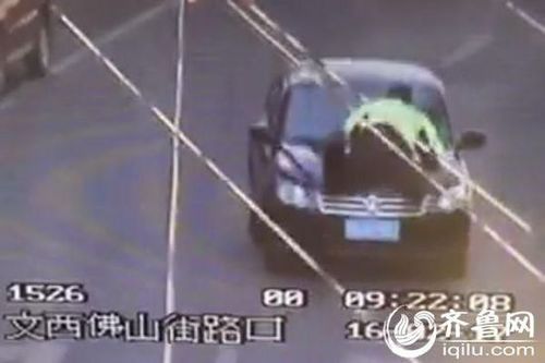 交警被套牌车顶行 画面犹如“电影警匪片”(图)