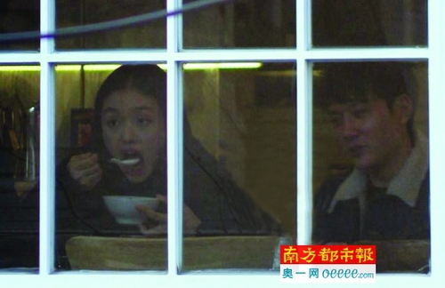 林允、冯绍峰被拍到约会照