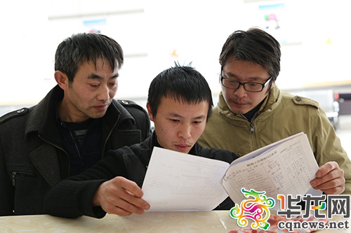 办理出救助站的手续 记者 刘嵩 摄