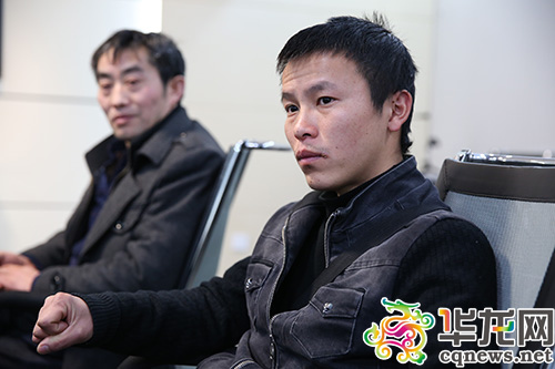 失忆男子的弟弟和姨夫给记者介绍男子之前的情况 记者 刘嵩 摄