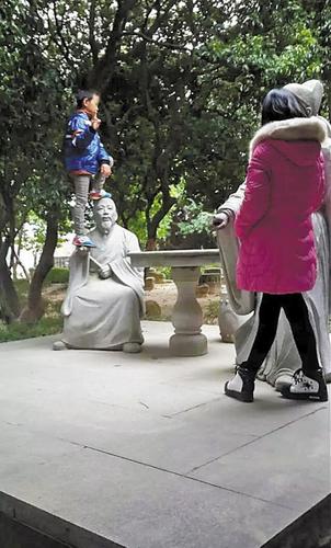 男童脚踩袁崇焕纪念园石像拍照 两石像均损毁
