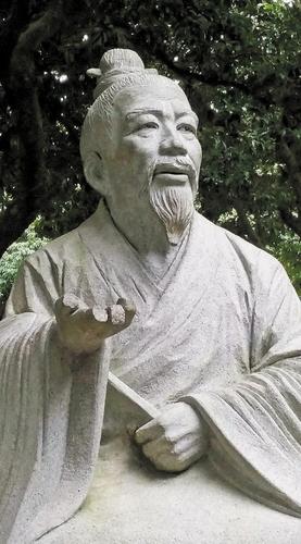 男童脚踩袁崇焕纪念园石像拍照 两石像均损毁