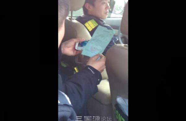 四川南充城管上班斗地主 回应:情况属实扣绩效1 四川南充城管上班斗地主 回应:情况属实扣绩效1