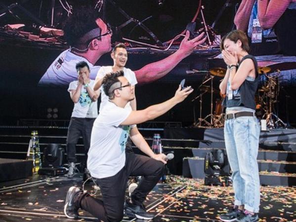 章子怡催婚汪峰杨幂睡着被套婚戒 明星求婚奇招百出(组图)