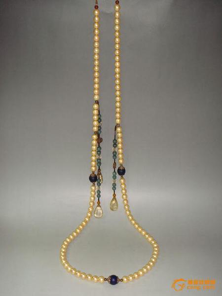 东珠朝珠是清朝皇帝和官员着礼服（即朝服、衮服）、吉服（即龙袍）和常服时佩戴的一种装饰物，挂在颈项垂于胸前。东珠朝珠是所有材质的朝珠中等级最高者，只有皇帝、皇太后和皇后才能佩戴，即使贵为皇子、亲王，也不得使用。在故宫博物院现存的大量朝珠藏品中，东珠朝珠仅5件，极为珍贵。