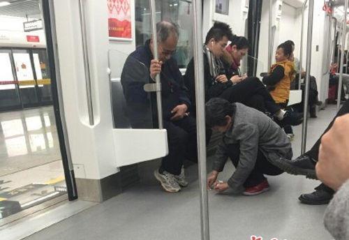 大妈在地铁捡拾泥土被点赞 南昌地铁:予以奖励