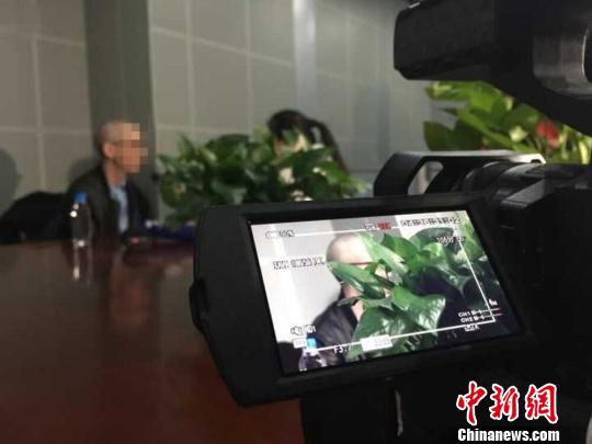 “天价鱼”消费者接受中新网记者采访 唐娟 摄 “天价鱼”消费者接受中新网记者采访 唐娟 摄