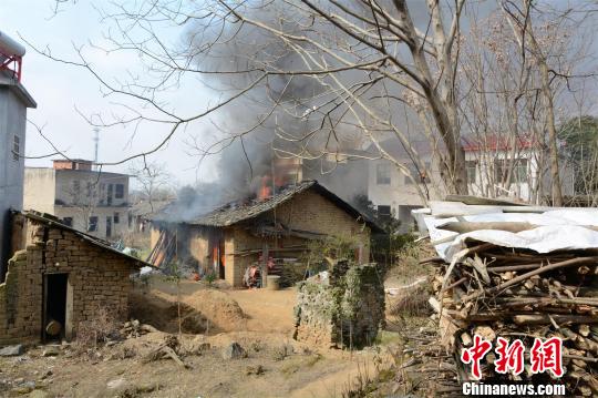 男子引燃“土炸弹” 民警身压爆炸物排险负伤1 男子引燃“土炸弹” 民警身压爆炸物排险负伤1