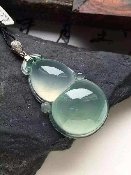 三看水。水即翡翠的透明度。王振升说，种好的，水就好，比如玻璃种的水就比冰种的水要好。