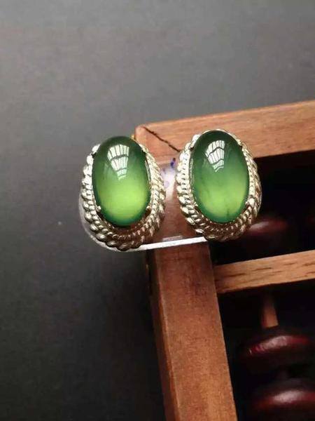 四看净。所谓的净，就是指翡翠里没有杂质。