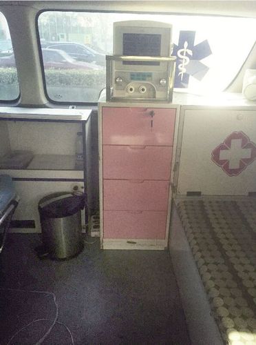 黑救护车内部设备极其简陋