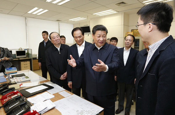 2月19日上午，习近平在新华社调研，到国内部总编室同采编人员交流。编辑部负责人向总书记介绍了稿件审发流程和业务建设情况。几位刚参加新春走基层采访的记者你一言我一语汇报了采访见闻。总书记鼓励大家要接地气，多采写群众喜闻乐见的新闻。新华社记者 鞠鹏摄