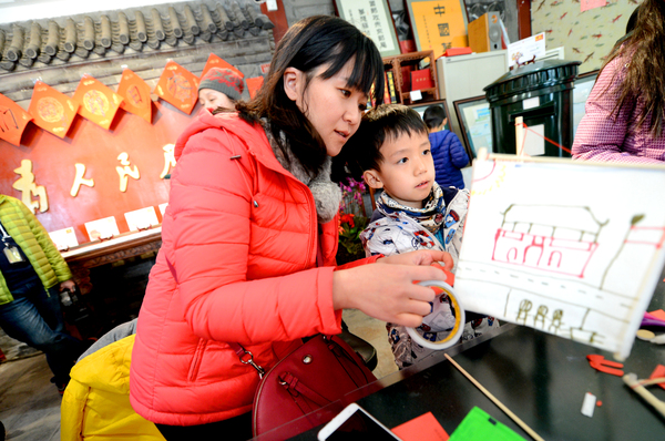 9元宵节前夕妈妈陪我“扎灯笼”