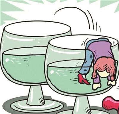 醉酒男因同居女友不愿交往躺马路寻死