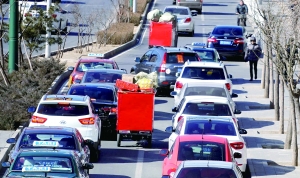 政协委员建议出台地方标准规范运营 建立快递员安全驾驶档案