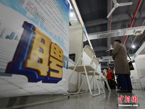 资料图：2016年2月16日，2016大型公益人才招聘会在湖南省人才市场举行，众多求职者来此寻觅自己理想的工作。图为部分企业出现了招工难的情况。 杨华峰 摄