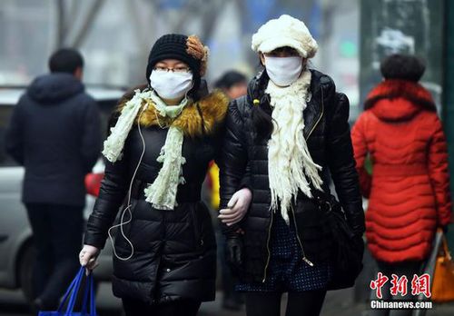 2月23日，民众“全副武装”出行。当日，新疆乌鲁木齐市再度出现重度雾霾天气，整个城市笼罩在雾霾之中，空气质量指数为严重污染。22日为农历正月十五，该市随处都可听到燃放烟花炮竹的声音，夜晚时分达到顶峰，燃放烟花炮竹产生的烟雾，久久无法散去。