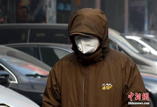 2月23日，新疆乌鲁木齐市再度出现重度雾霾天气，整个城市笼罩在雾霾之中，空气质量指数为严重污染。22日为农历正月十五，该市随处都可听到燃放烟花炮竹的声音，夜晚时分达到顶峰，燃放烟花炮竹产生的烟雾，久久无法散去。图为一位市民口戴防雾霾口罩出行。