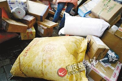 包裹已被雨水淋湿 包裹已被雨水淋湿