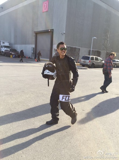 甄子丹帅子造型曝光头戴墨镜一身黑衣（图）