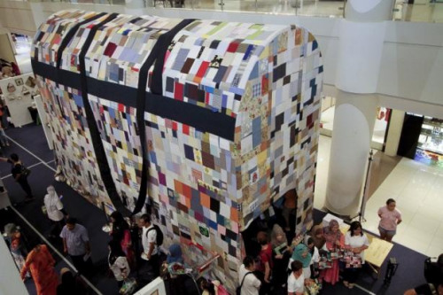 世界最大手提包在马来西亚展出宣传废物利用(图)