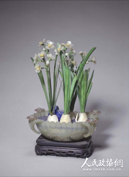 清 青玉菊瓣式水仙盆景 北京故宫博物院藏 清 青玉菊瓣式水仙盆景 北京故宫博物院藏