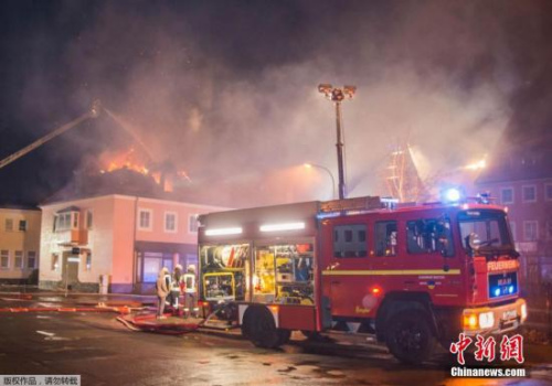 德国一难民中心失火 围观群众欢呼并妨碍灭火 德国一难民中心失火 围观群众欢呼并妨碍灭火