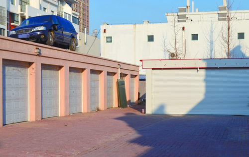 违法乱停车辆上房顶 违法乱停车辆上房顶