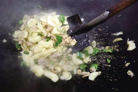 重庆高校现神菜“苹果炒肉”半小时卖光(图)