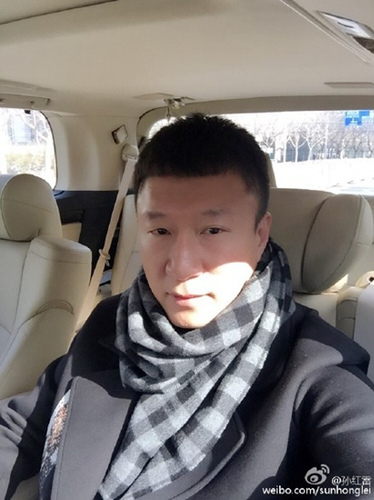 孙红雷戴格子围脖晒自拍网友：眼睛有点肿（图）