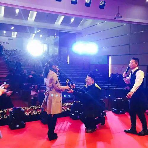 初中开学典礼上教师求婚 校方:是爱的教育