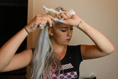 用卫生纸在头发上打结。（网页截图）