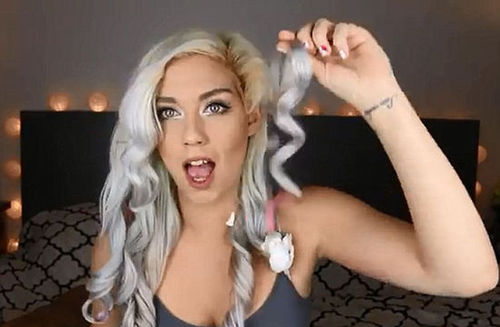 卷发的效果看上去格外好。（网页截图）