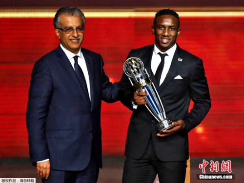 亚足联主席萨尔曼（左）竞争力也被看好。