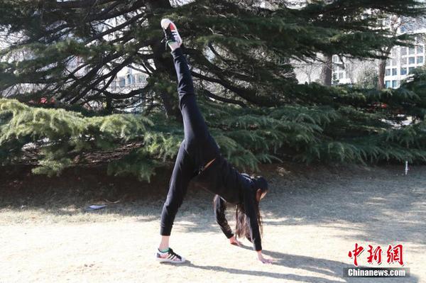 北影复试女生展示高难度舞姿 各款萝莉卖萌抢镜2