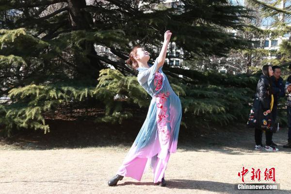 北影复试女生展示高难度舞姿 各款萝莉卖萌抢镜3