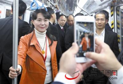 东莞两会：卫三芳委员在地铁车厢内留影。