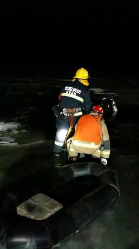 男子驾车遇冰面裂开 奋力托举孕妻侄女后身亡 男子驾车遇冰面裂开 奋力托举孕妻侄女后身亡