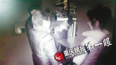 儿子办公司开豪车80岁老太有钱闲不住做清洁工
