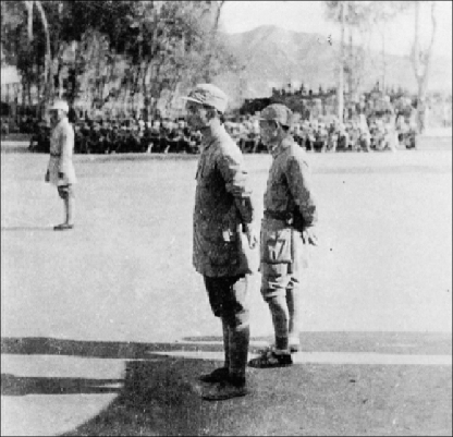 萧克在向挺进军部队做报告 萧克在向挺进军部队做报告