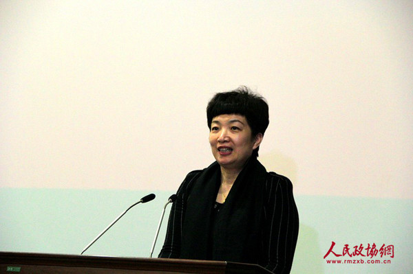 首博新闻发言人杨丹丹介绍展览情况。_副本