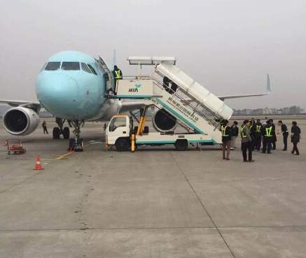 萧山飞机突然返航 乘务人员：机舱内发现老鼠（组图）