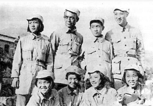 120师“战斗剧社”部分成员合影(后排右一为欧阳山尊) 120师“战斗剧社”部分成员合影(后排右一为欧阳山尊)