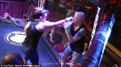 24岁女拳手暴揍68岁老人 民众不满:太过残暴